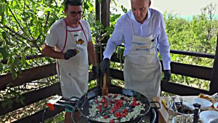 Кметът на Бургас Димитър Николов готви уникалната черноморска паеля Света Анастасия