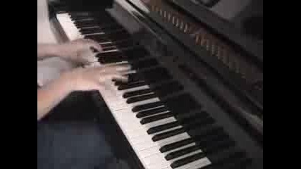 Moмче свири What Ive Done на пиано