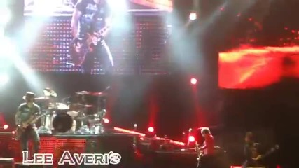 Axl Rose от Guns N' Roses се пребива на сцената