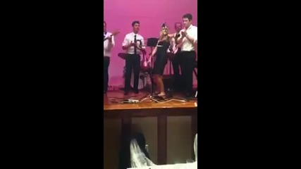 Jonas Brothers и Katelyn Tarver изпълняват Lets Get it On на сватбата на Гарбо