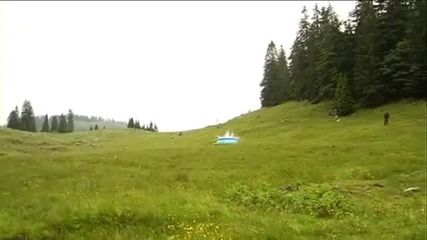 Удивителен скок от пързалка