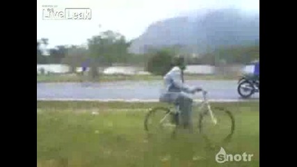 Циганин с колело се блъска в табела 