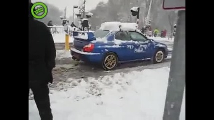 Subaru Impreza помага на закъсал в снега камион 