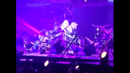 Britney Spears - Baby One More Time & S & M на живо в Sacramento F F T 16.6.11