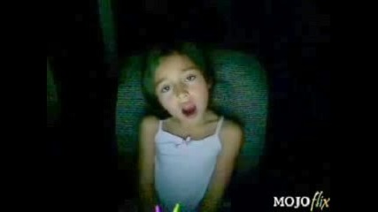 6 Годишно Момиче Пее Песен На Риана