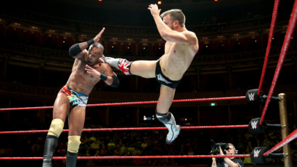 Travis Banks releases his intense arsenal on Ashton Smith: 2018 WWE United Kingdom Tournament (WWE Network Exclusive)