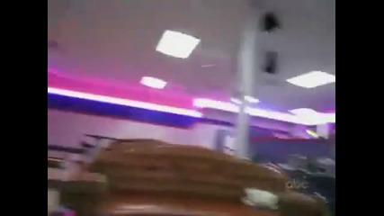 Разбиване на таван с боулинг топка 