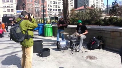 Талантливи момчета свирят на улицата