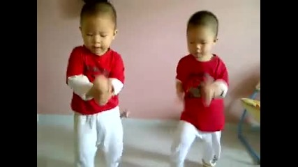 Тези близначета пощуриха нета със своя танц Gangnam Style !!!
