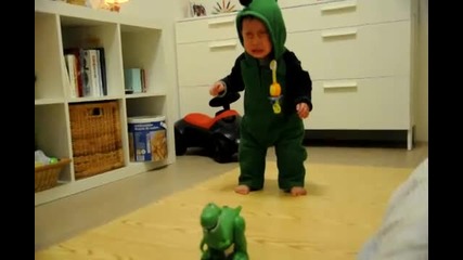 Хлапе се старахува от играчка динозавър