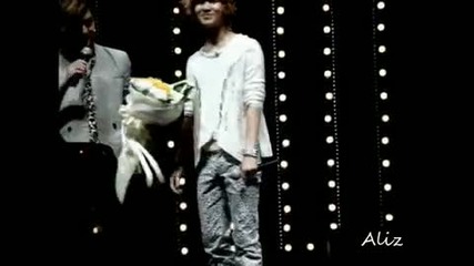 Фенка прегръща Taemin