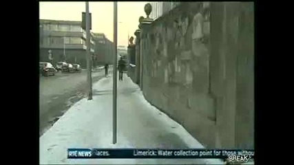 мъж се пребива пред камерата на новините