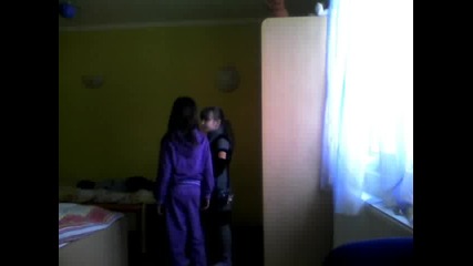 dve priqtelki i edin sme6nik