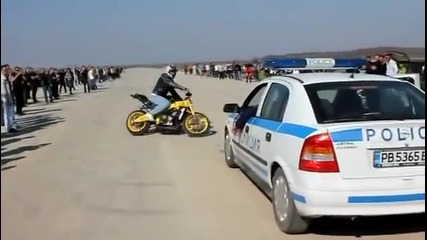 Моторист дразни ченгета