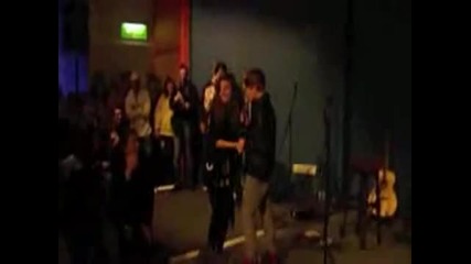 Justin Bieber singing to girl at the Science Museum 