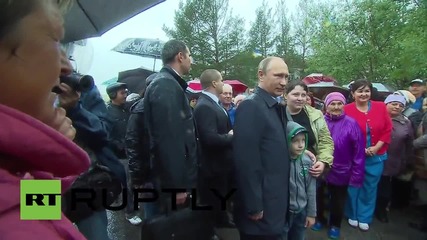 Russia: Putin meets feline Khakassia wildfire survivor