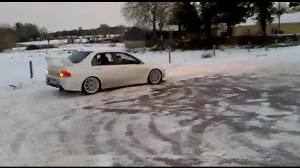 Дрифт и донът в снега с Evo 7