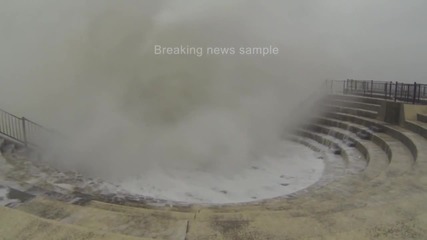 Огромни вълни причинени от тайфун се разбиват на кея в Окинава 12.10.2014