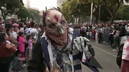 Зомби разходка: Десетки се включиха в шествие за немъртви в Мексико (ВИДЕО)