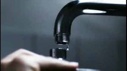 Тя му запуши тръбата докато се къпеше