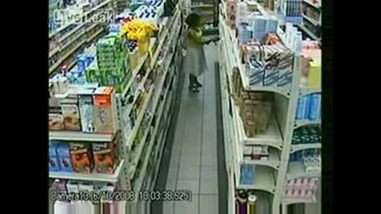 Как една негърка краде консерви - слагайки си ги в Пи...ата