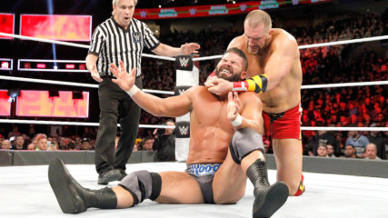 Mojo Rawley drives U.S. Champion Bobby Roode into the ringside barrier: Royal Rumble 2018 Kickoff Match