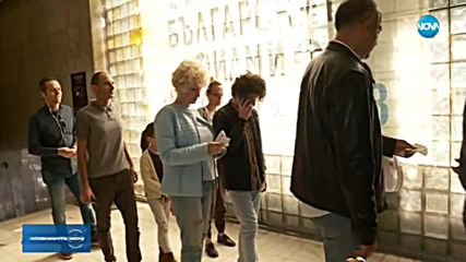 Множество фенове на Aсен Блатечки пред Дома на киното в София