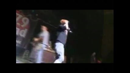 Удрят Justin Bieber с шише по главата по време на концерт! 