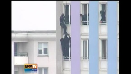 Полицай пада от сграда докато спасява самоубиец