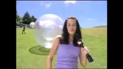 Огромен балон събаря репортерка 