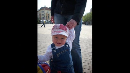 Nikol raste s usmivka