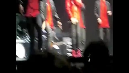 Джъстин във Vancouver преди да изпее Baby на 19.10.2010 