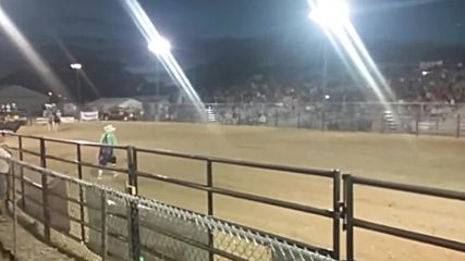 Хора играят футбол срещу бикове