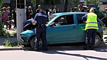 Двама ранени при удар на кола в стълб
