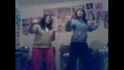 Момичета Танцуват На Песента На Marisa