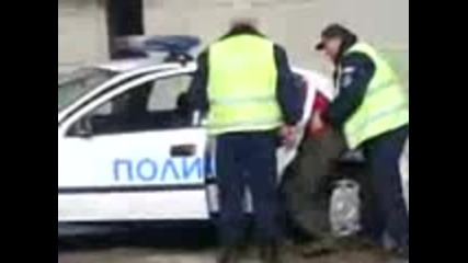 Полицай арестува ром 