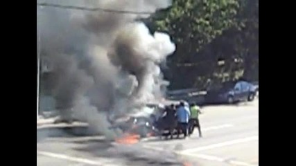 Ретро кола се запалва по средата на кръстовище 