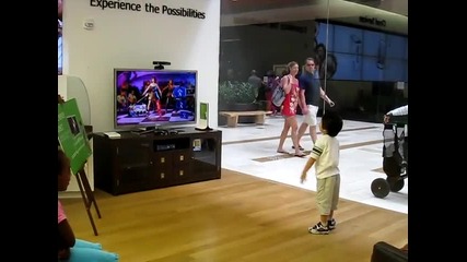 Детенце играе невероятно на Xbox Kinect