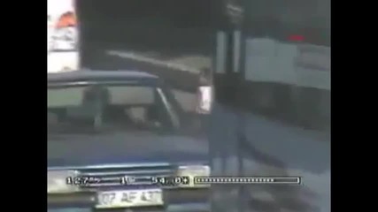 Бебе пресича магистрала