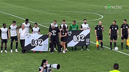 Димитър Илиев дари Пламен Андреев с плакет за 80-годишнината от рождението на Гунди