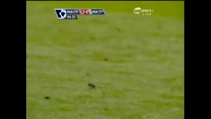мишка на терена по време на мач - Manchester United - Manchester City 