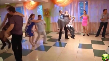 Смешна еротична надпревара на руска сватба