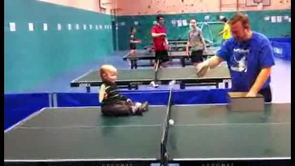 2 годишно дете играе тенис на маса