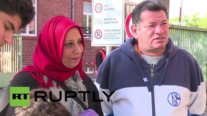 Германия: Плачещият мъж носещ на ръце дъщеря си от разпространената снимка пристигна в Берлин