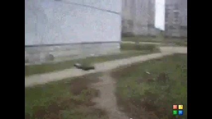 Мъж пада от сграда и оцелява 