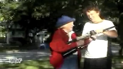 Бабка със автоматично оръжие за пейнтбол! Смях!