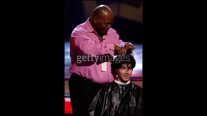 Joe Jonas hair cut at teen choice awards (hq) Подстригват Joe на Tca 2009