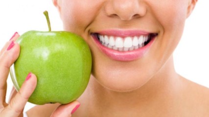 9 Храни които естествено почистват зъбите