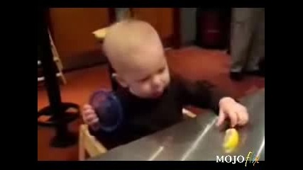Упорито Бебе Яде Лимон