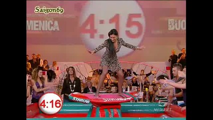 Красавица С Къса Пола Кара Сърф На ... 